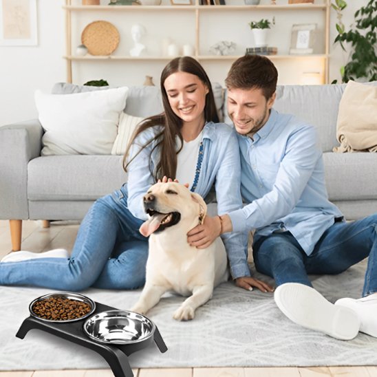 Gamelle chien HappyMeal noir devant canape
