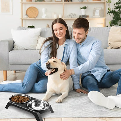 Gamelle chien HappyMeal noir devant canape