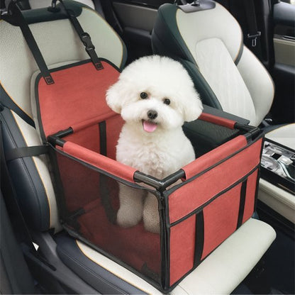 Petit chien installe sur banquette avant dans siege pour chien RoadPaw™ 